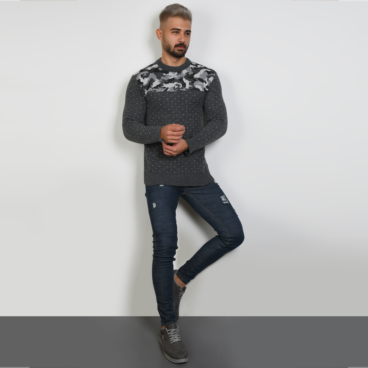 پلیور بافت مردانه طوسی تیره طرح چریکی مدلLando