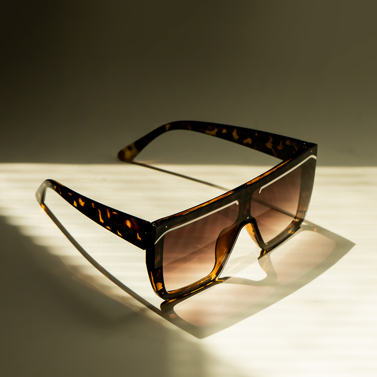 عینک آفتابی قهوه ای مدل balenciaga