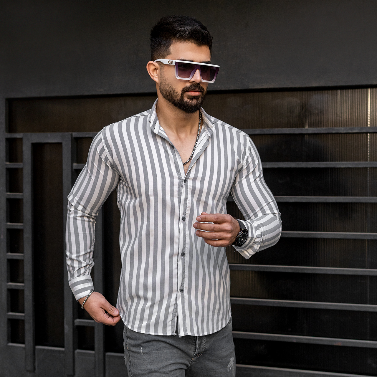 پیراهن راه راه طوسی سفید مردانه مدل HAMED