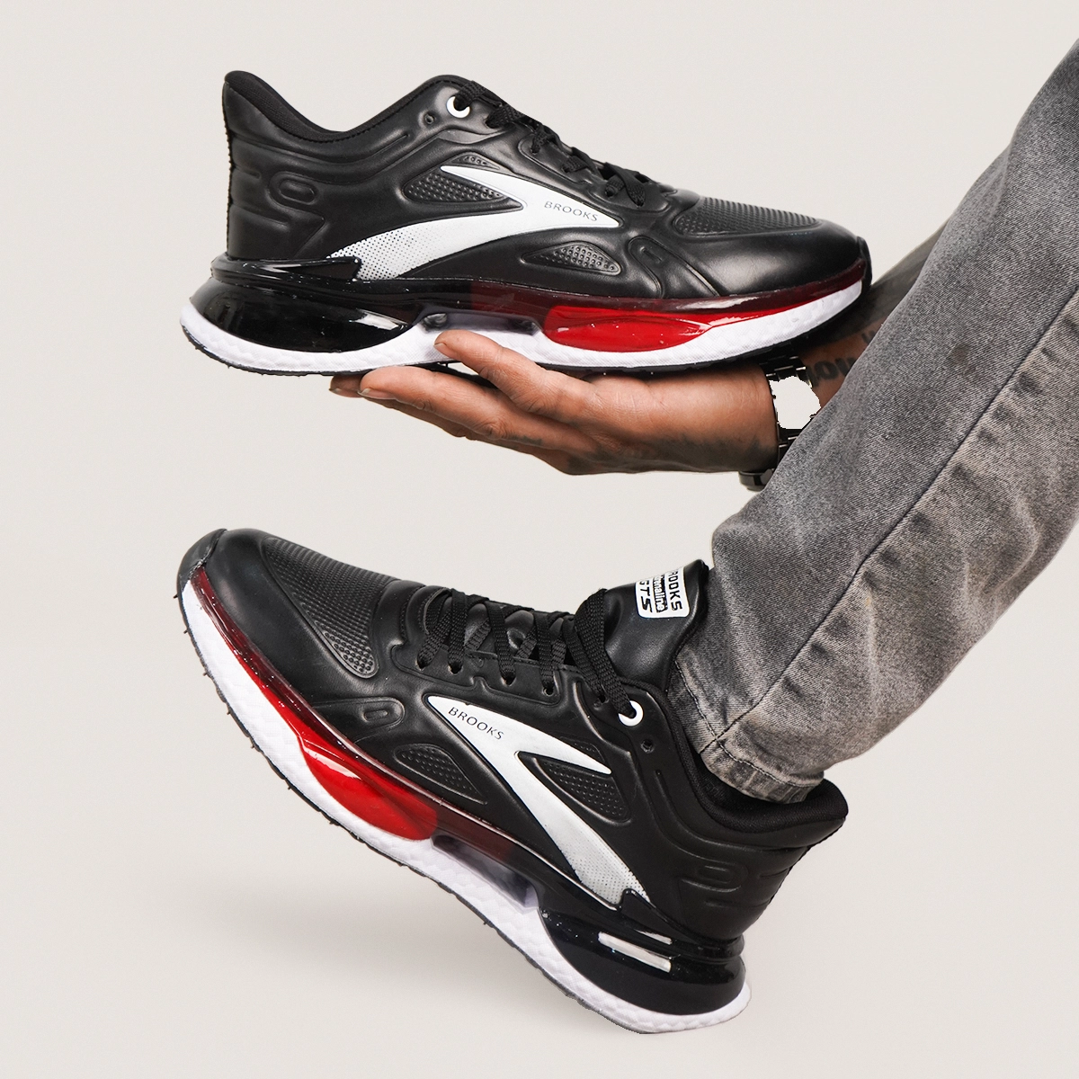 کفش ورزشی مردانه Brooks مشکی قرمز مدل Selvi