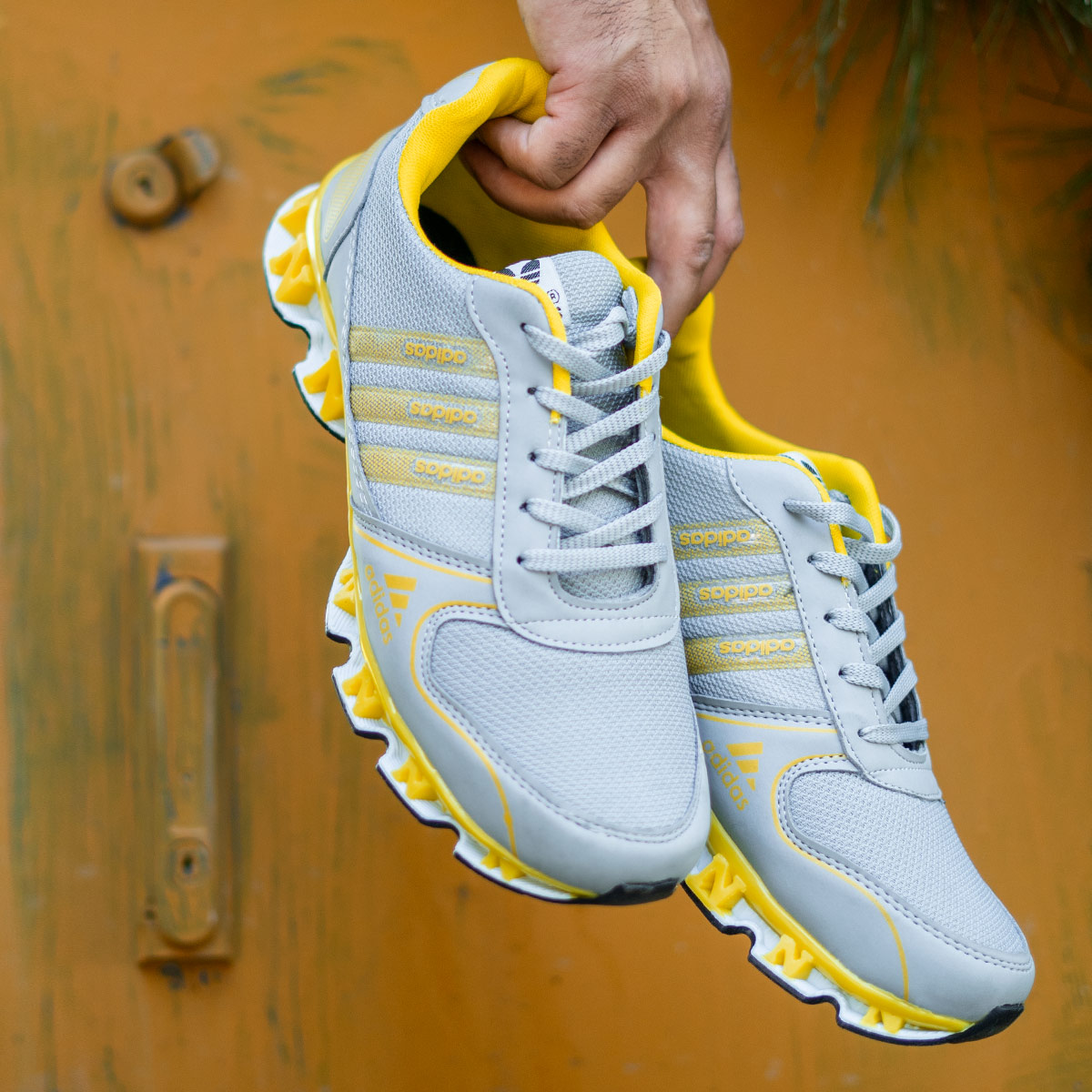 کفش ورزشی Adidas مردانه طوسی زرد مدل Gilva